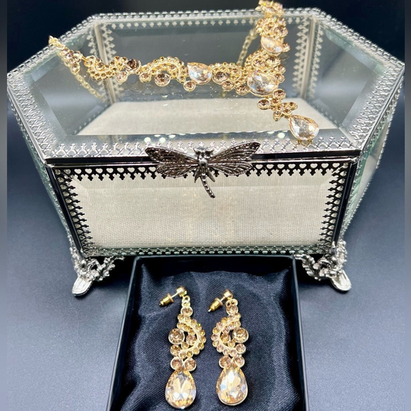 NIB Radiant Gold & Zircon Teardrop Necklace & Earring Jewelry Set - Picture 5 of 14